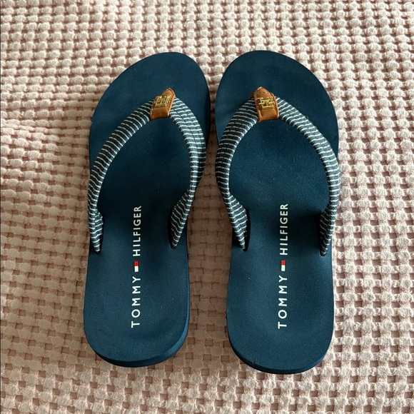 Tommy Hilfiger Navy and Tan flip flops 
Size 8 but fits 7.5 , worn once - Picture 1 of 4